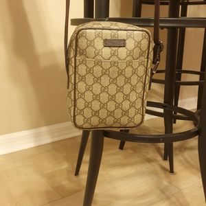 BEAUTIFUL AUTHENTIC GUCCI MESSENGER BAG